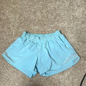 Lululemon hotty hot low rise 2.5 inch shorts